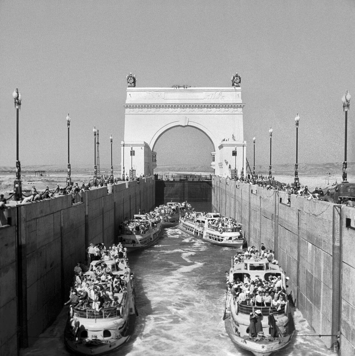 Navios no canal de navegação Volga-Don, na região de Stalingrado, julho de 1952 