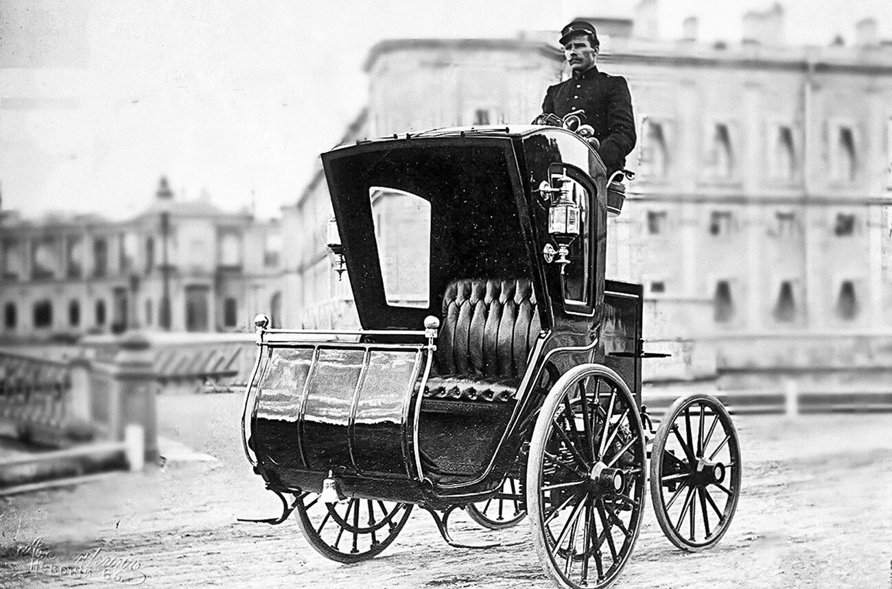 Hippolite Romanov em automóvel elétrico com salão aberto para passageiros.