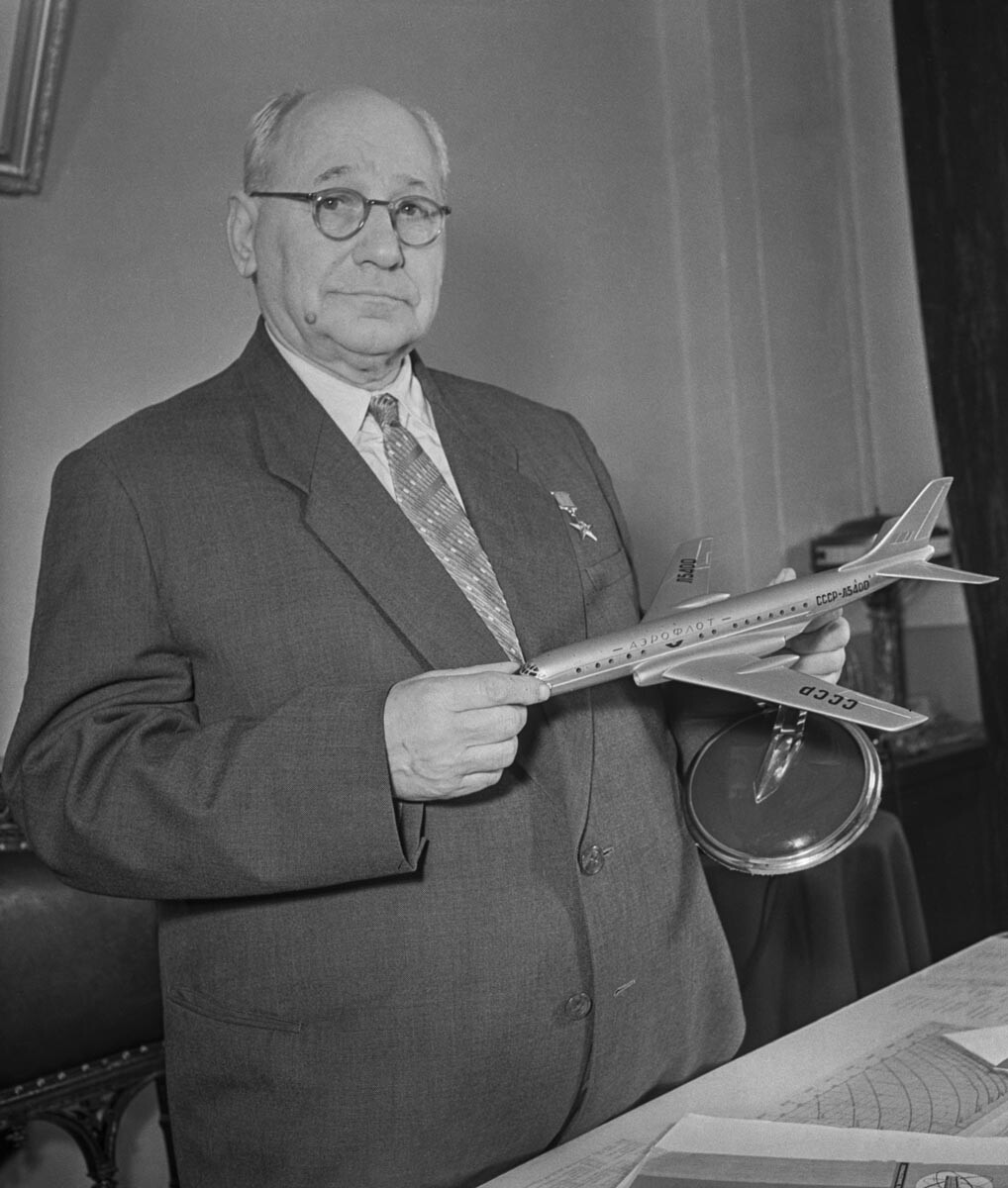 Il progettista di aerei Andrej Tupolev nel suo ufficio. Mosca, 1957