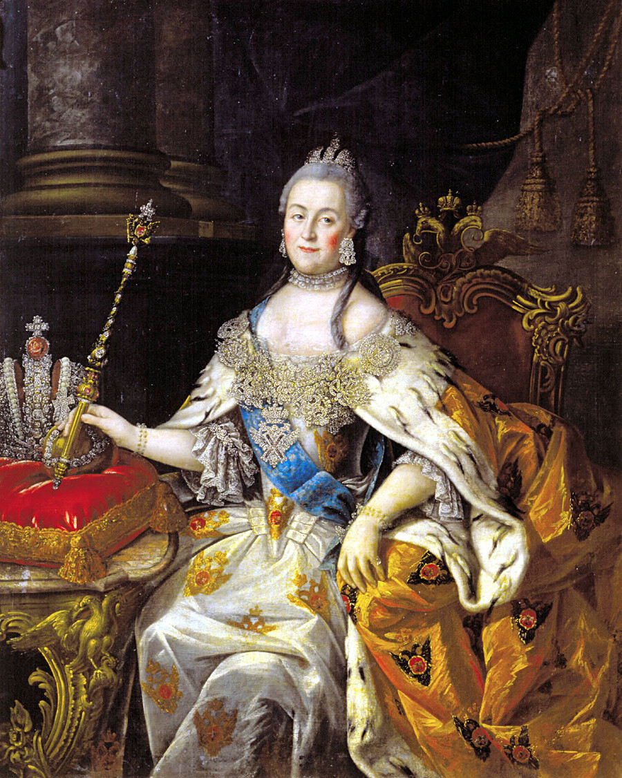 Екатерина II с коронационными регалиями. В правой руке императрица держит императорский скипетр. Портрет А. П. Антропова, 1765