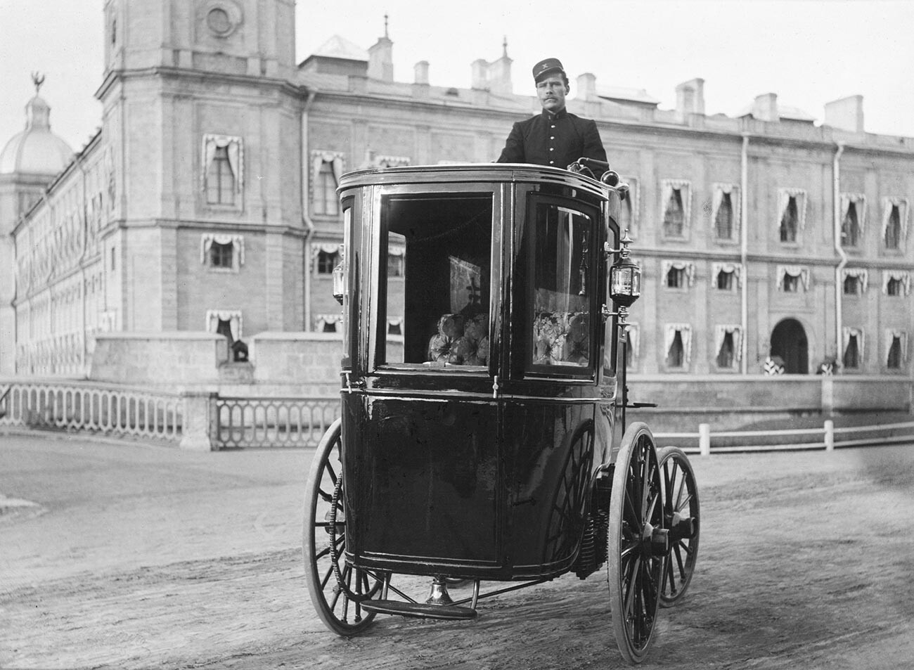Romanov na električnem avtomobilu z zaprto potniško kabino.
