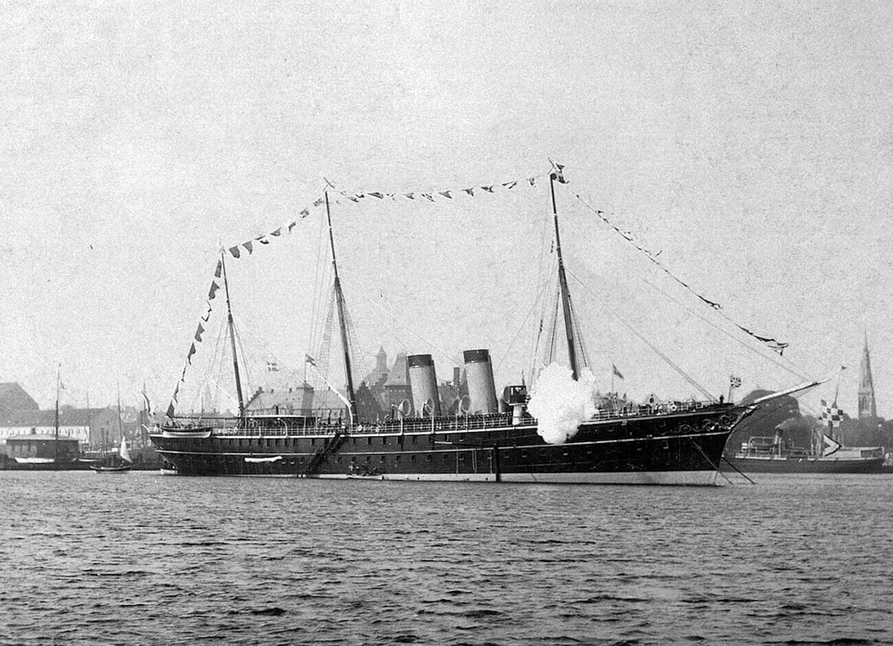 Kapal pesiar kekaisaran Rusia Polyarnaya Zvezda di Kopenhagen.