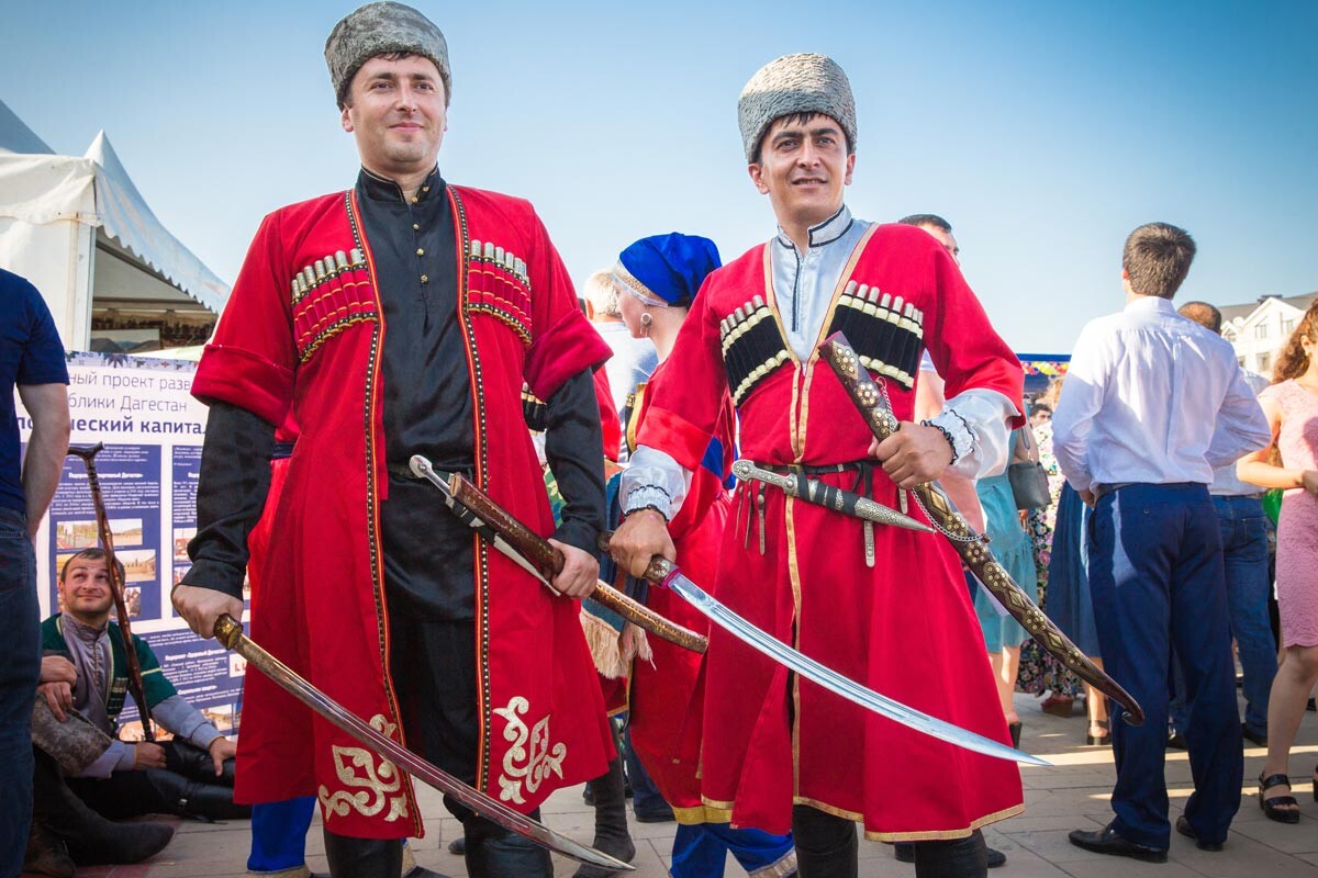 Orang-orang Avar menghadiri perayaan Hari Persatuan Rakyat Dagestan di Kota Derbent.


