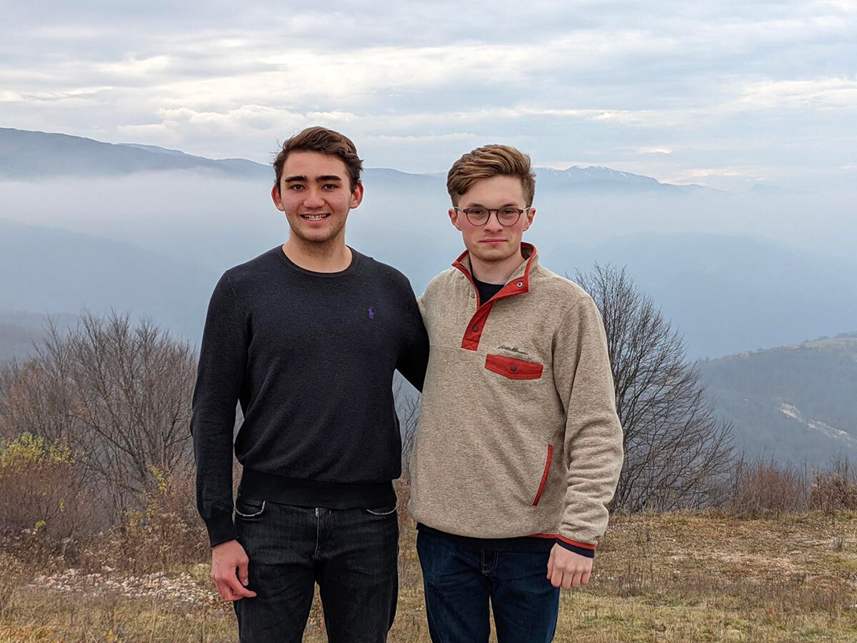 Kristian et son ami dans les montagnes de Tchétchénie