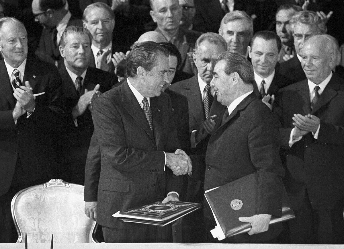 1972年5月、リチャード・ニクソンは米国大統領として初めて公式にソ連を訪れた。下の写真は、モスクワ・クレムリンで戦略兵器制限交渉に署名した後の彼とレオニード・ブレジネフ