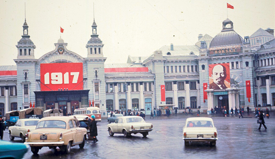 1970年代は初期のカラー写真が大衆化した時代だった（ただしプロの写真家は安い白黒フィルムを好んだ）。写真はモスクワのベロルースキー駅の前の広場の車の通行