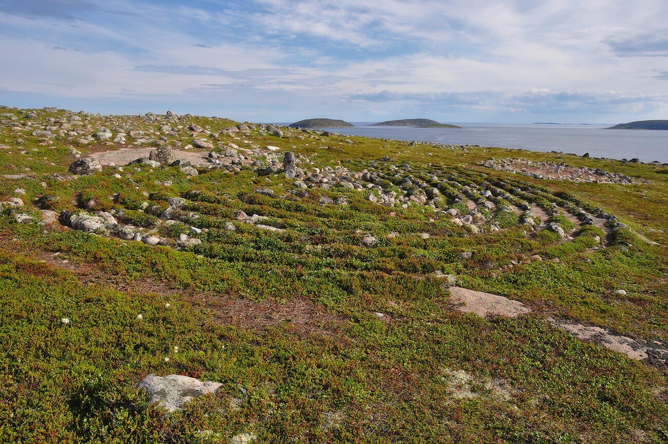 Labirin neolitik kedua terletak di Pulau Oleshin, Kepulauan Kuzova.