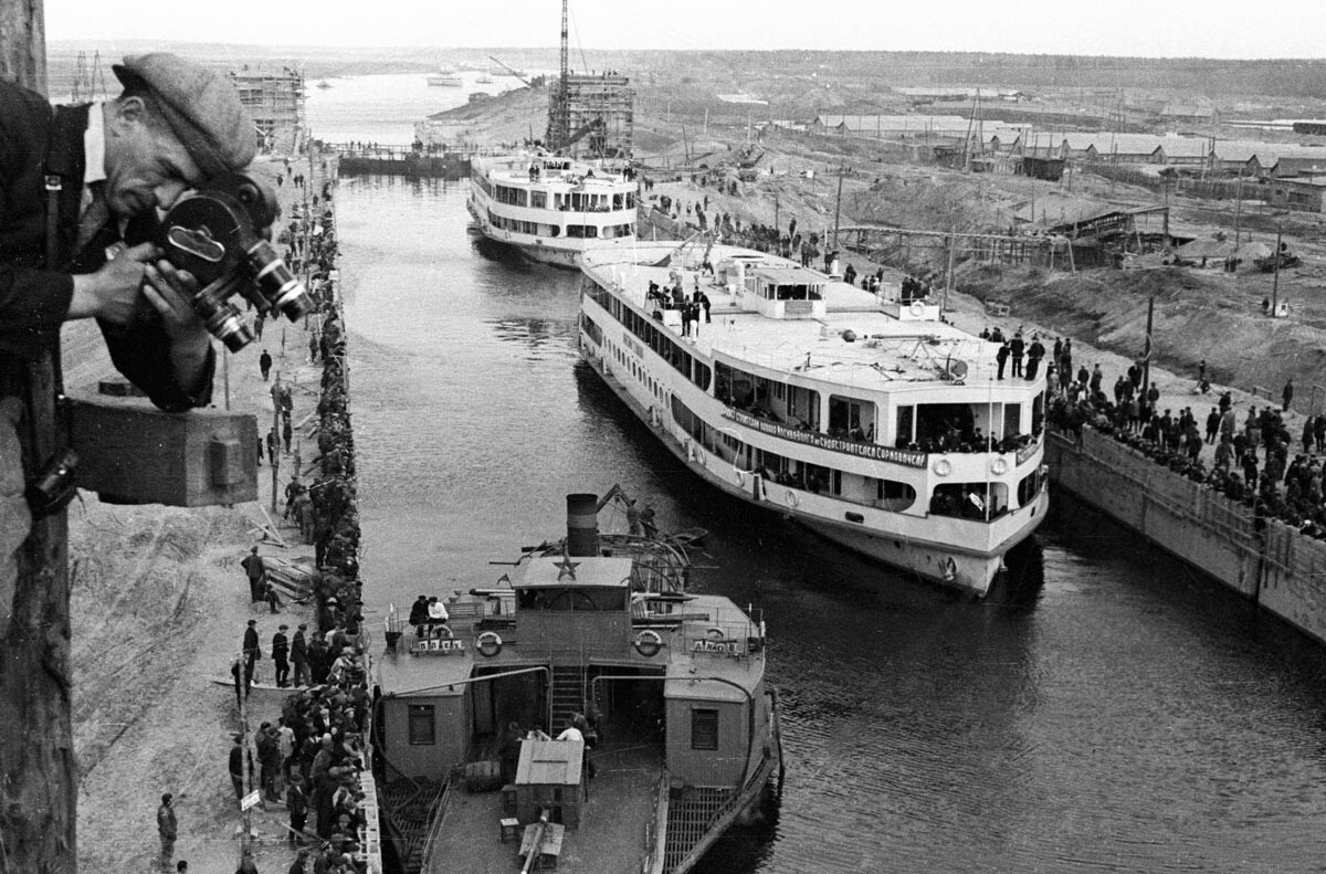 Das erste Schiff fährt in die Schleuse des Moskau-Wolga-Kanals ein.