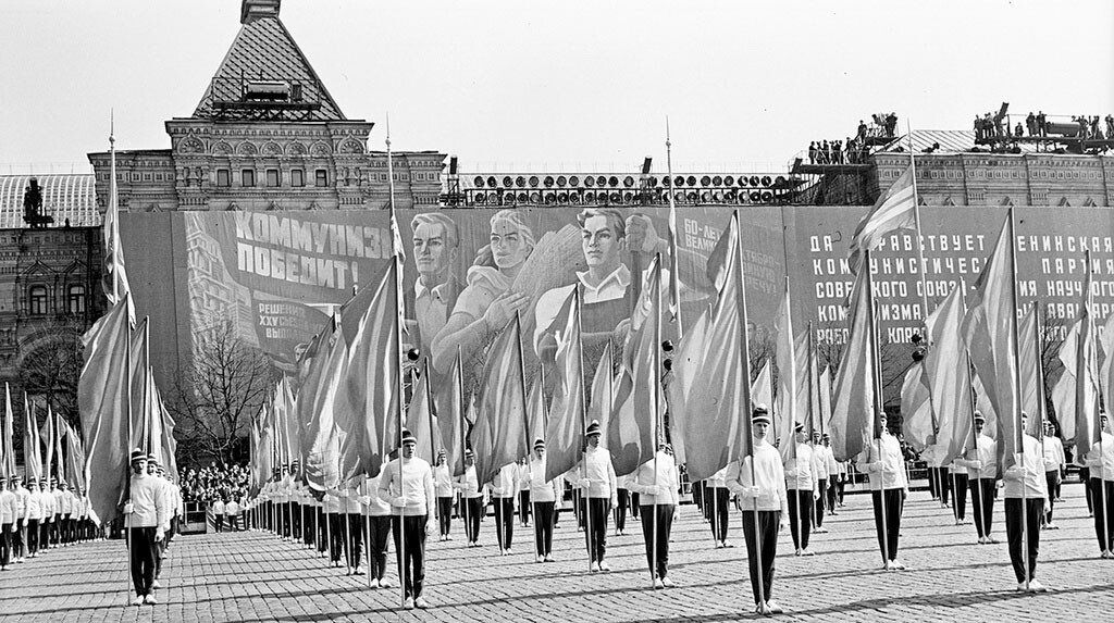 «Le communisme gagnera»: les défilés ont toujours eu un fort contenu idéologique, 1976.

