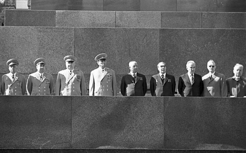 Les dirigeants du Parti communiste, les principaux commandants de l'armée et d'autres responsables importants assistaient toujours aux défilés, qu'ils observaient depuis la tribune du Mausolée, 1975.

