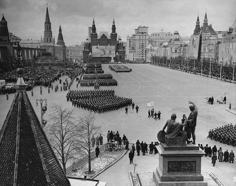 La tradition des grands défilés annuels du Jour de la Victoire, le 9 mai, n'est apparue en URSS que dans les années 1980. Avant, ils n'étaient organisés que pour les grands jubilés de la Victoire. Par conséquent, les militaires défilaient généralement le jour de la fête du Travail. Ici, en 1973.
