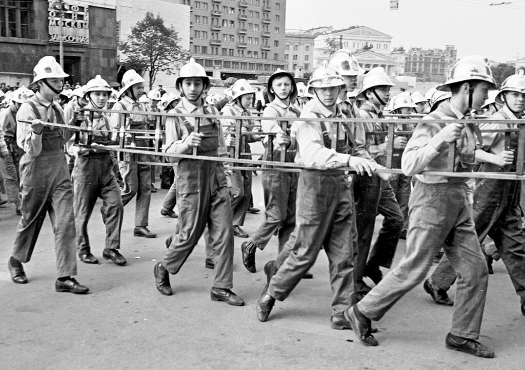 Défilé de pompiers, années 1970


