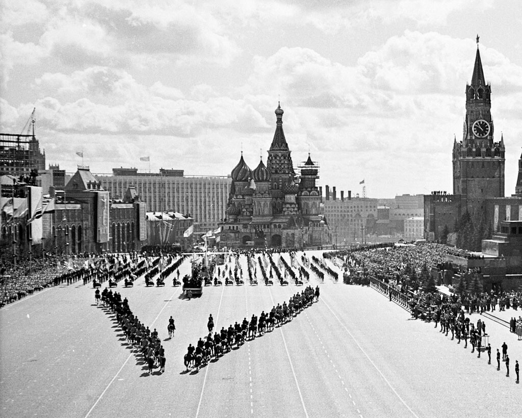 Impressionnante procession partant du Musée historique d’État et passant par le mausolée de Lénine pour se diriger vers la cathédrale Saint-Basile, 1967

