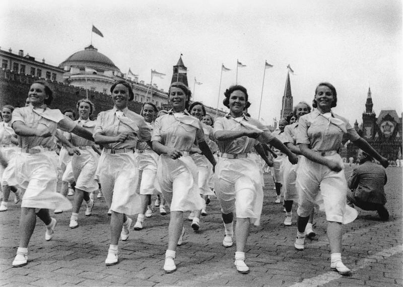 Le 1er mai donnait généralement lieu à un défilé massif de travailleurs de différents métiers et de militaires. Le plus impressionnant et le plus gigantesque a eu lieu sur la place Rouge, à Moscou, en 1940.

