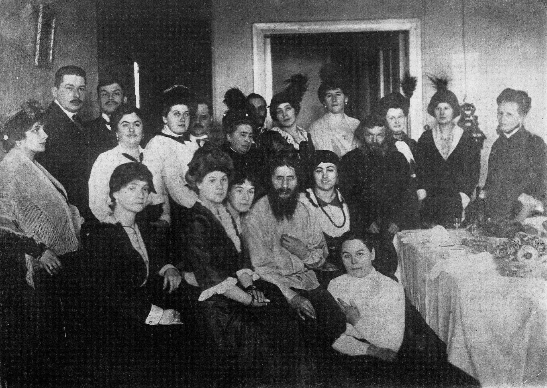 Grigorij Rasputin na svojem domu v Sankt Peterburgu, obkrožen s svojimi oboževalci.