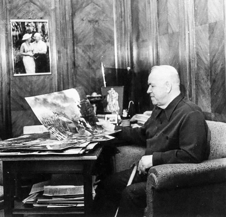 Der Kommandeur a.D. und Held des Zweiten Weltkrieges Georgis Schukow auf seiner Datscha. 
