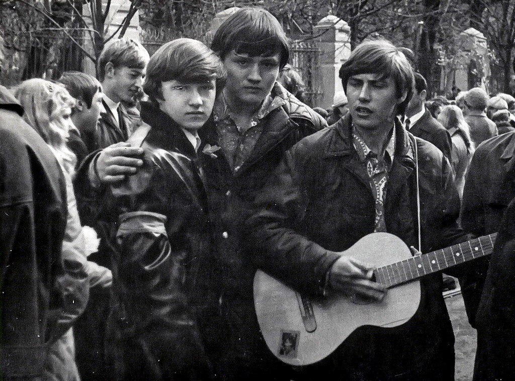 Studenten hatten immer eine Gitarre dabei. 