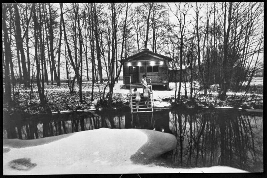 Drei Mädchen nehmen ein Eisbad nach der Banja. 