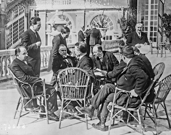 Советская делегация на конференции в Генуе.
