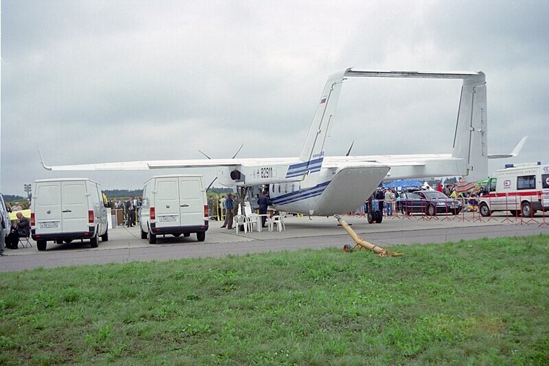 S-80 (visto por trás) no Salão Aéreo de Moscou em Jukóvski, 2003

