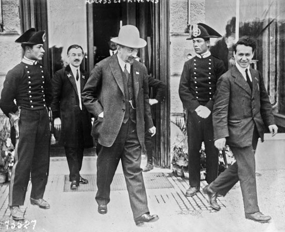 Tchitcherin saindo do hotel Imperial de Gênova, 1922.