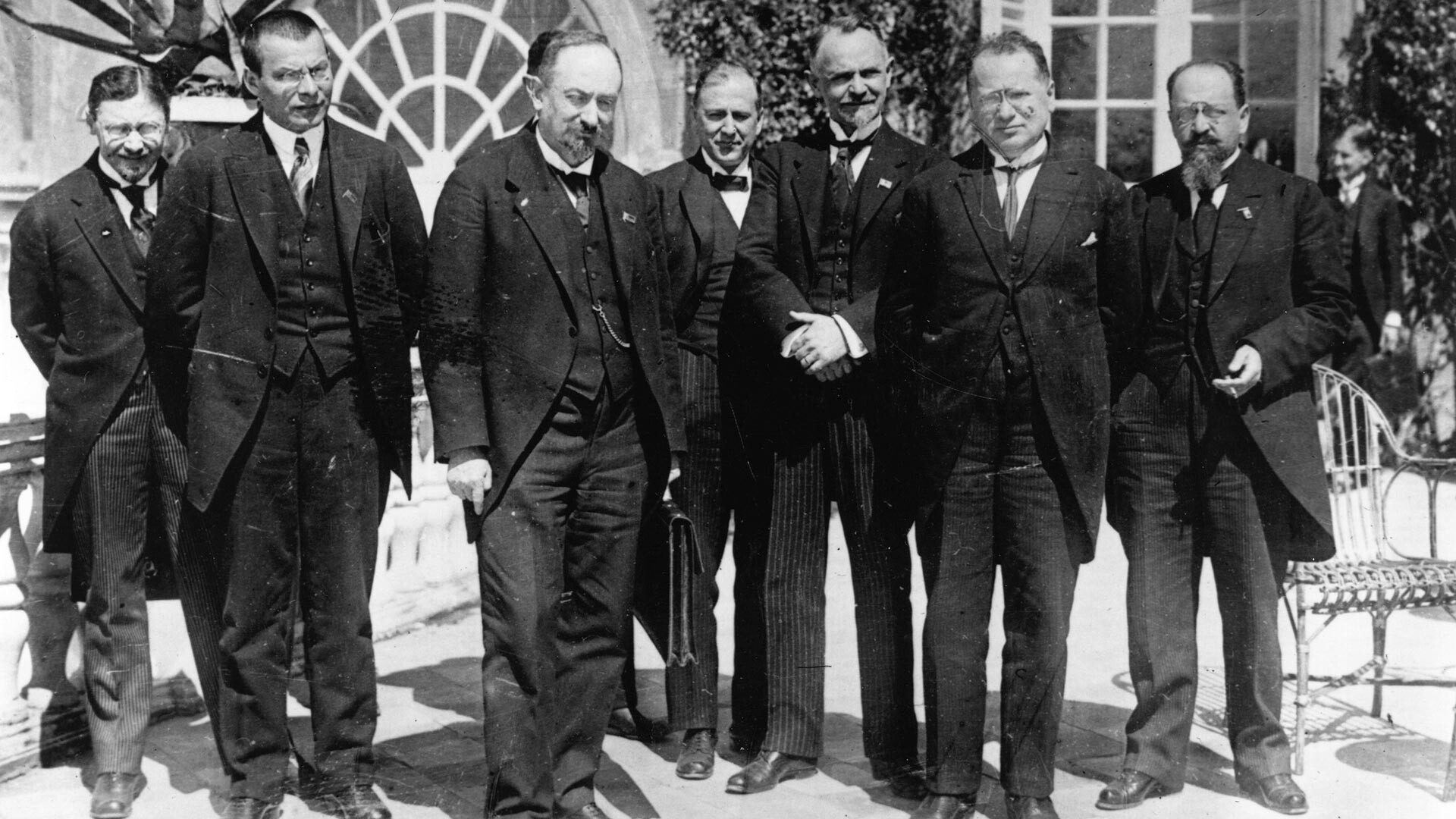Delegados russos na conferência de reparações de guerra entre Alemanha e URSS em Gênova.