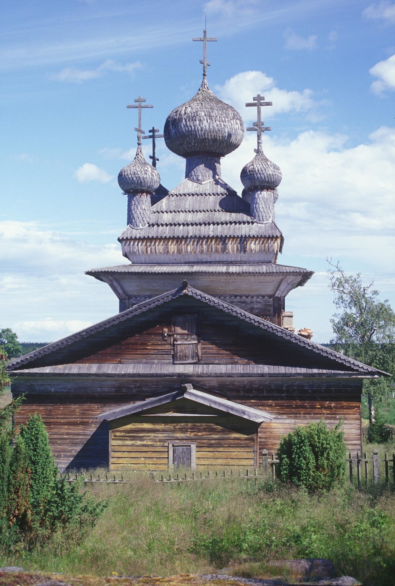 Virma. Iglesia de los Santos Pedro y Pablo, vista oeste. Estructura de madera con revestimiento de tablas. 7 de julio de 2000
