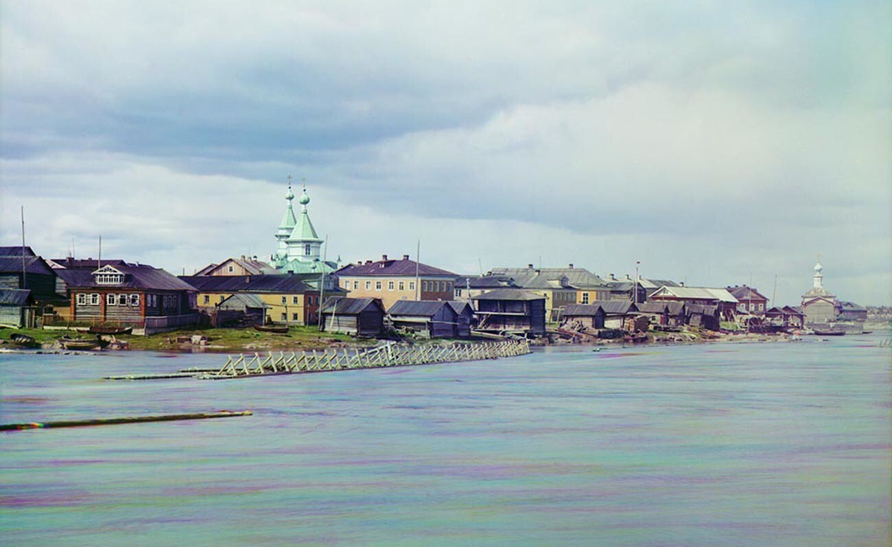 Pueblo de Soroka (ahora Belomorsk) en el río Vyg. Izquierda: Iglesia de la Trinidad. A la derecha: Iglesia de los Santos Zósima y Savvati (ambas demolidas en 1939). Verano de 1916