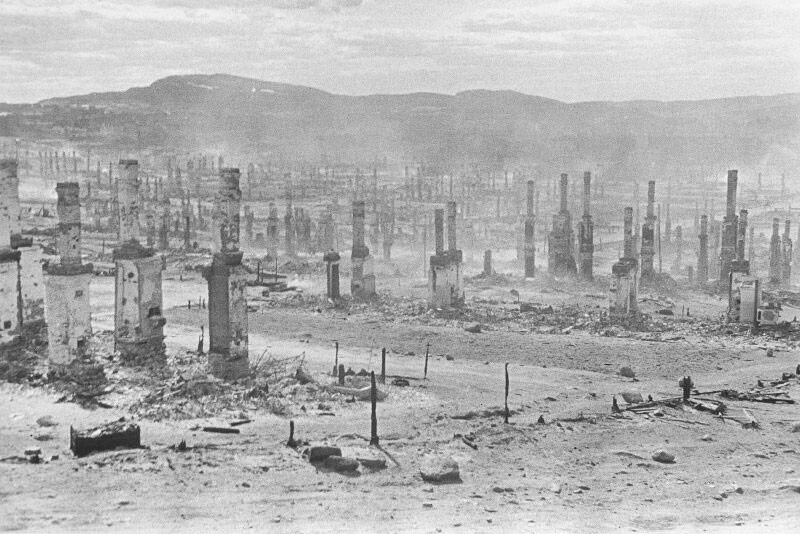 空襲の後のムルマンスクの様子