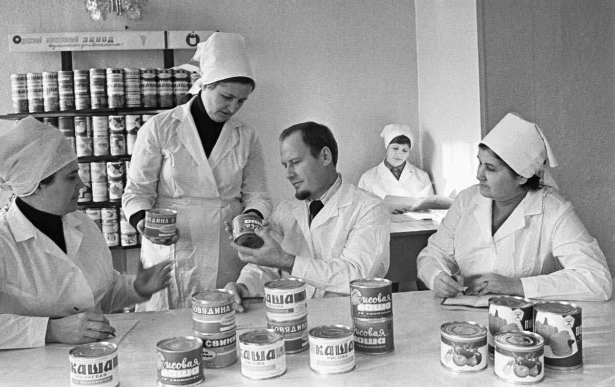 Odessa, Ucrânia soviética, 1980. Funcionários de fábrica de enlatados.