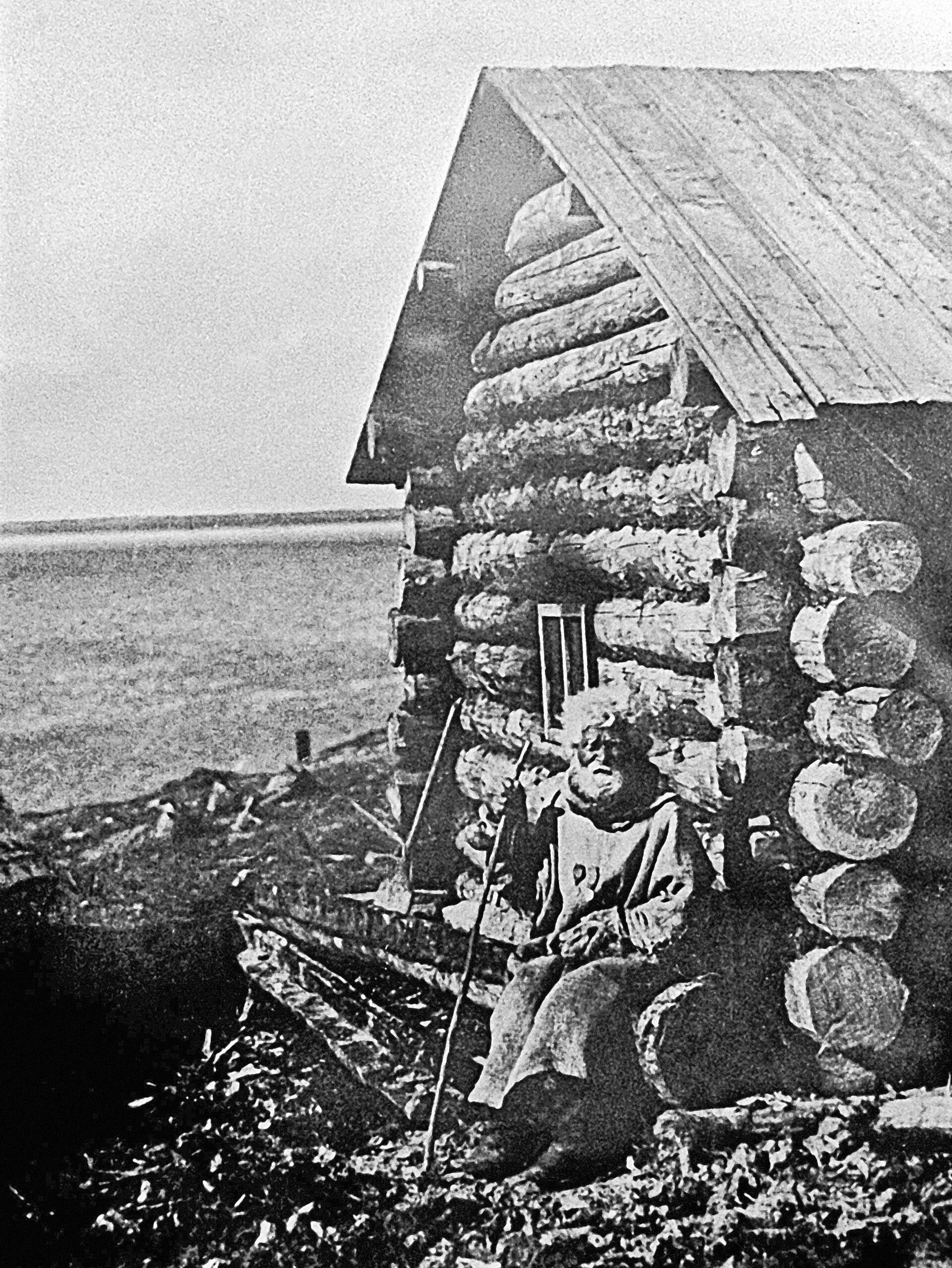 Uno de los primeros residentes de Múrmansk, el pescador Semión Kórzhev en su cabaña, 1910.