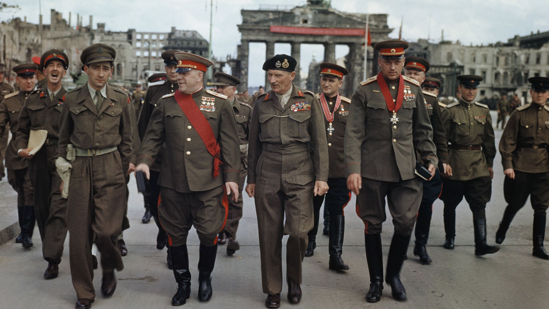Британски фелдмаршал Бернард Монтгомери (1887-1976, у средини, десно) напушта Бранденбуршку капију после церемоније одликовања совјетских генерала, Берлин, 12. јул 1945.