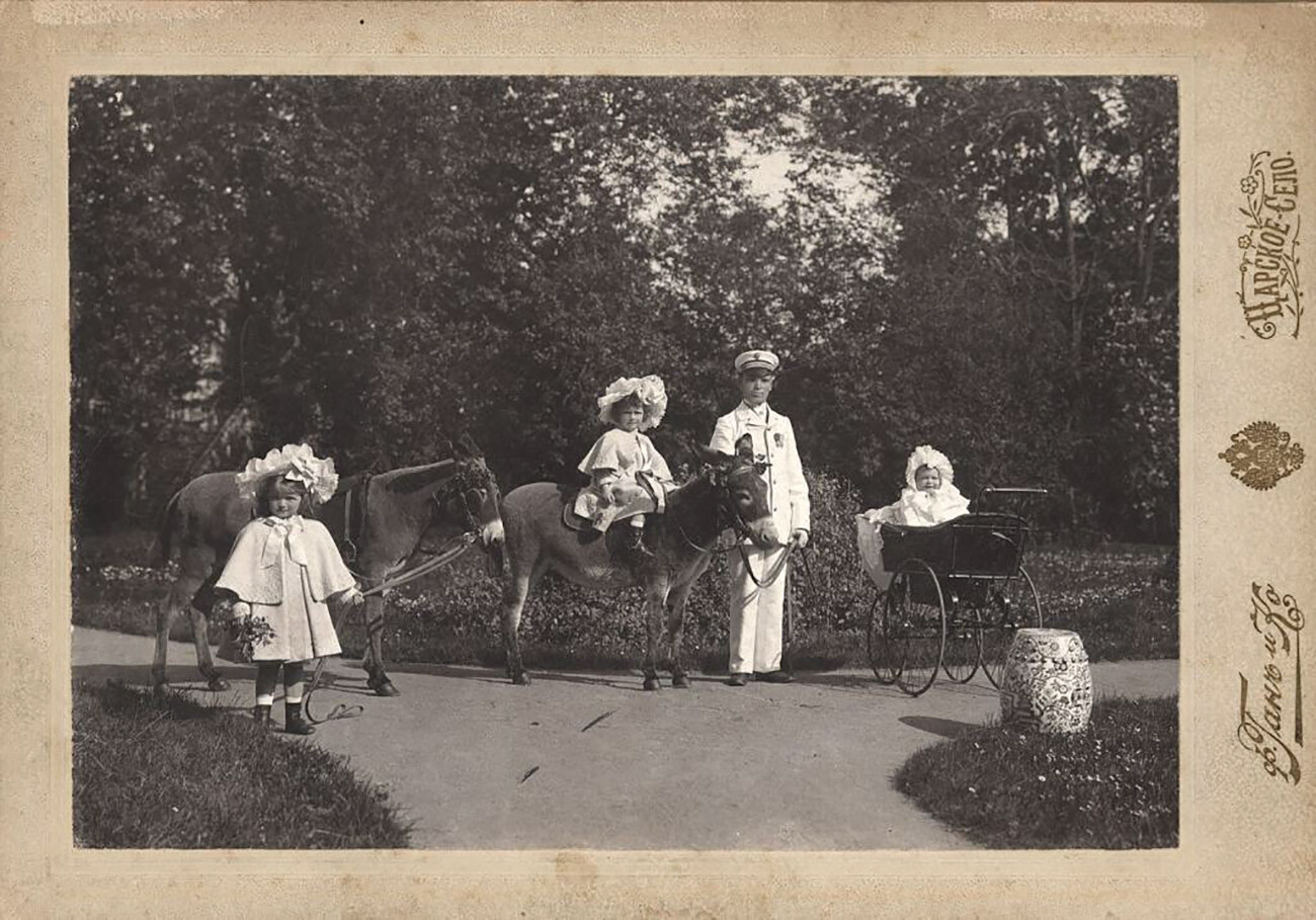 Les grandes-duchesses Olga, Tatiana et Maria, filles de Nicolas II, dans le parc Catherine, années 1900