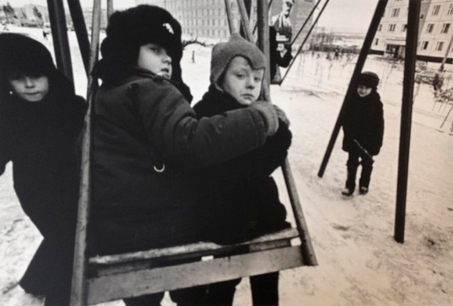 Kinder auf einer Schaukel. 1970.
