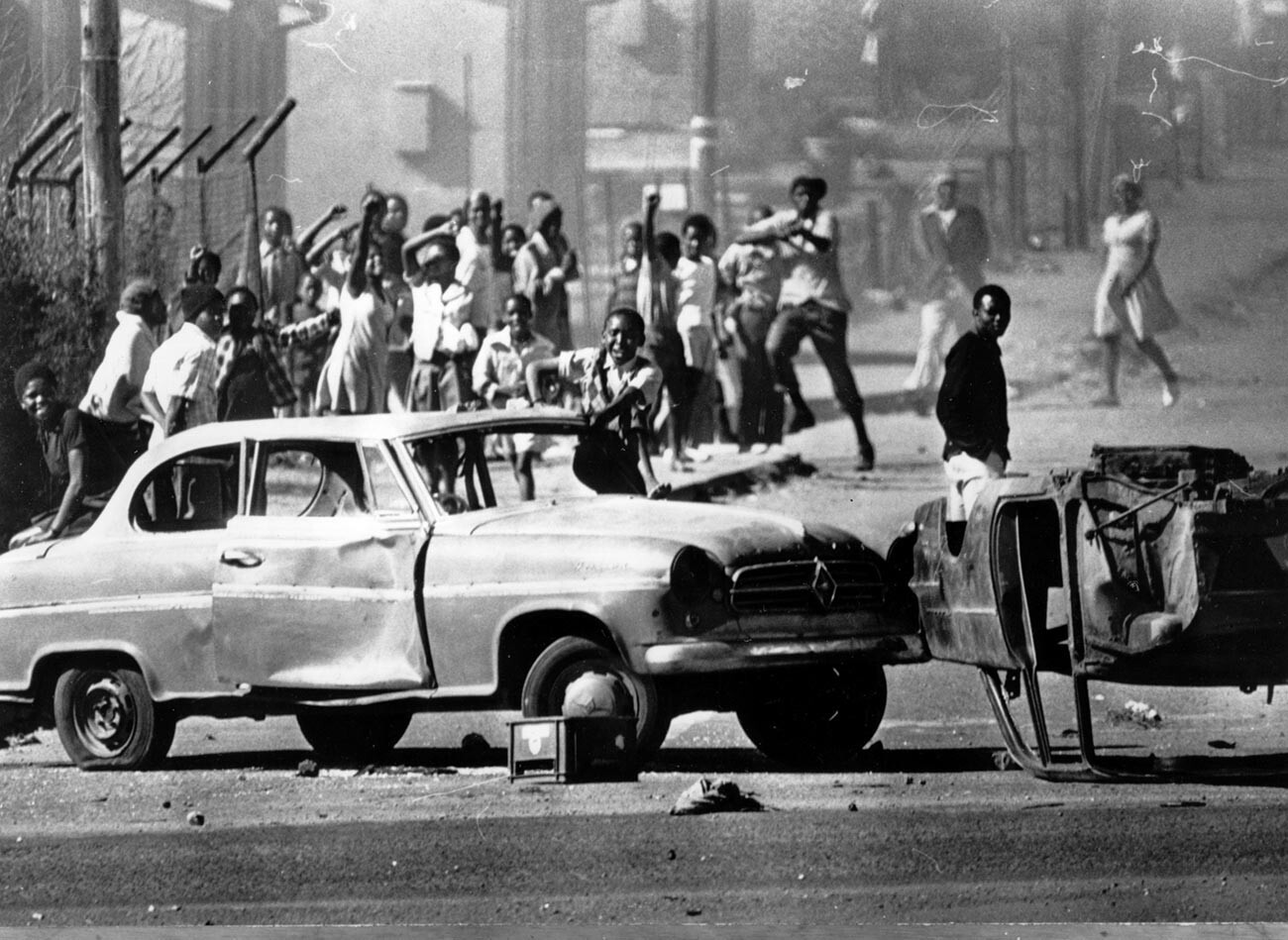 Südafrikanische Randalierer in Soweto benutzen Autos als Straßensperren während der Unruhen, die auf Proteste gegen den Gebrauch von Afrikaans in Schulen zurückzuführen sind.