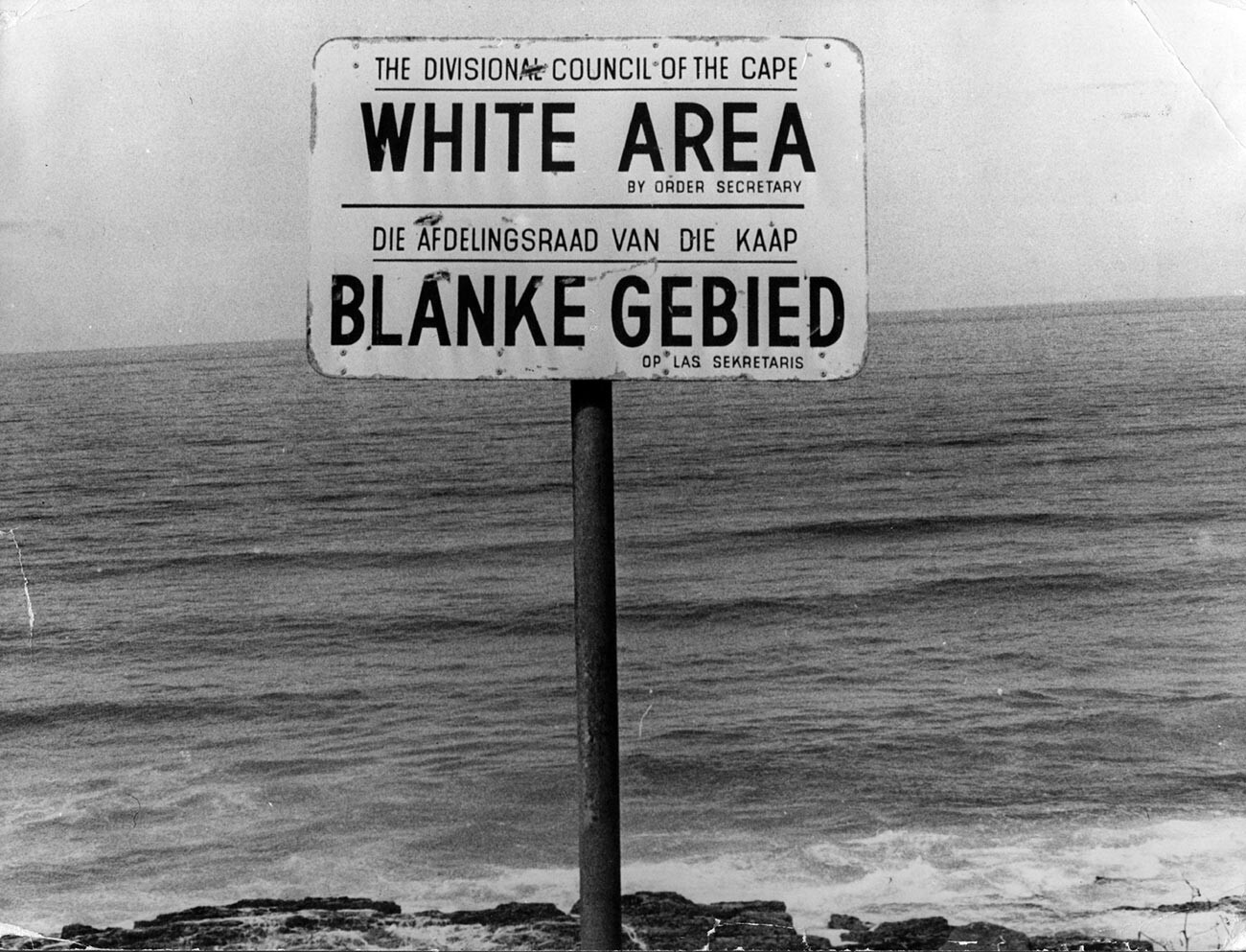 Ein Apartheid-Hinweis an einem Strand in der Nähe von Kapstadt, der das Gebiet nur für Weiße kennzeichnet.