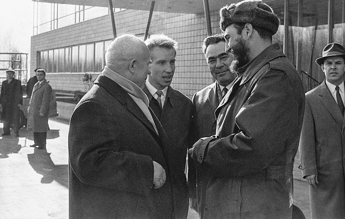 Líder cubano Fidel Castro chegando à URSS. Nikita Khruschov (esquerda), Leonid Brejnev, Fidel Castro (direita) e Nikolai Leonov