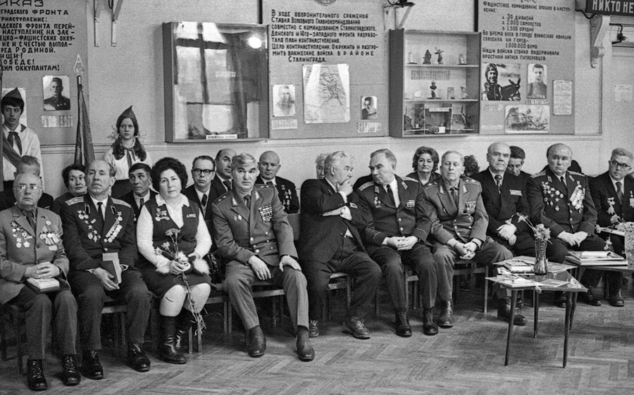 Teilnehmer der Schlacht von Stalingrad zu Besuch in einer dortigen Schule (1977).