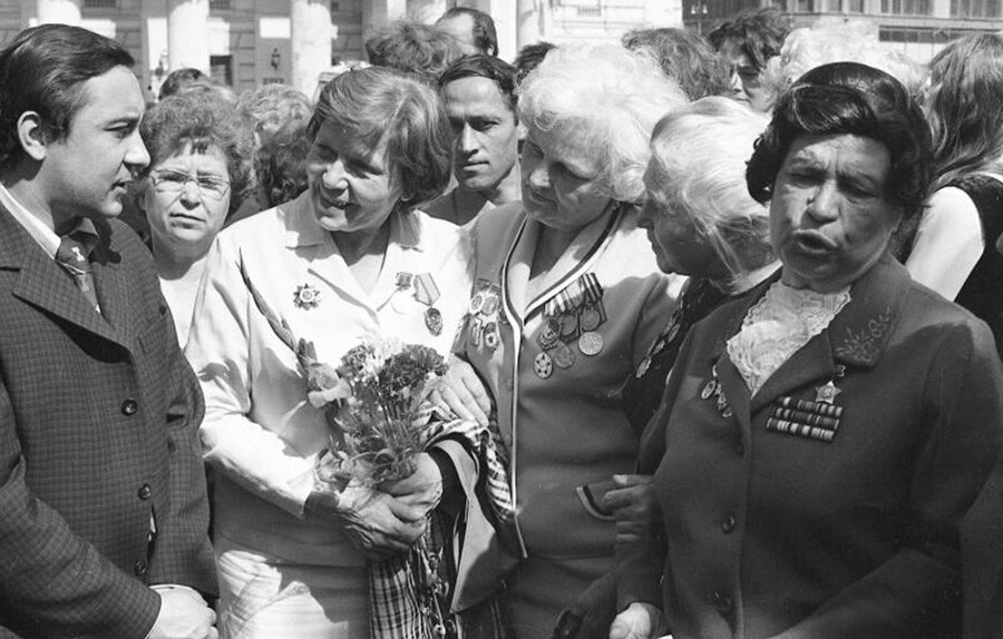 Frauen trugen ihre Uniformen oder machten sich schön und legten all ihre Medaillen an (1977).