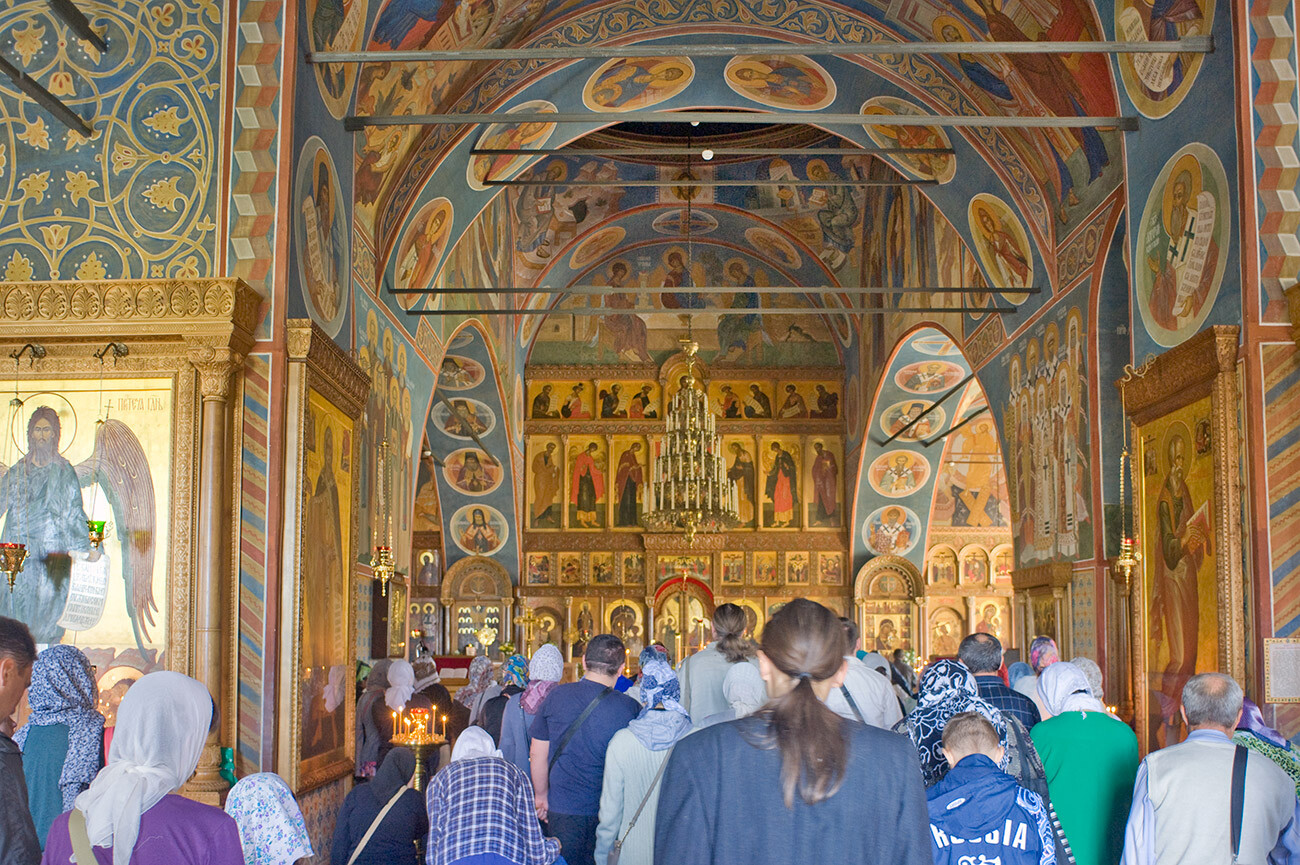 Monastère d’Optina. Église de l'icône de la Vierge de Kazan, intérieur, vue vers l'est en direction de l’iconostase. Photographie: William Brumfield. 23 août 2014