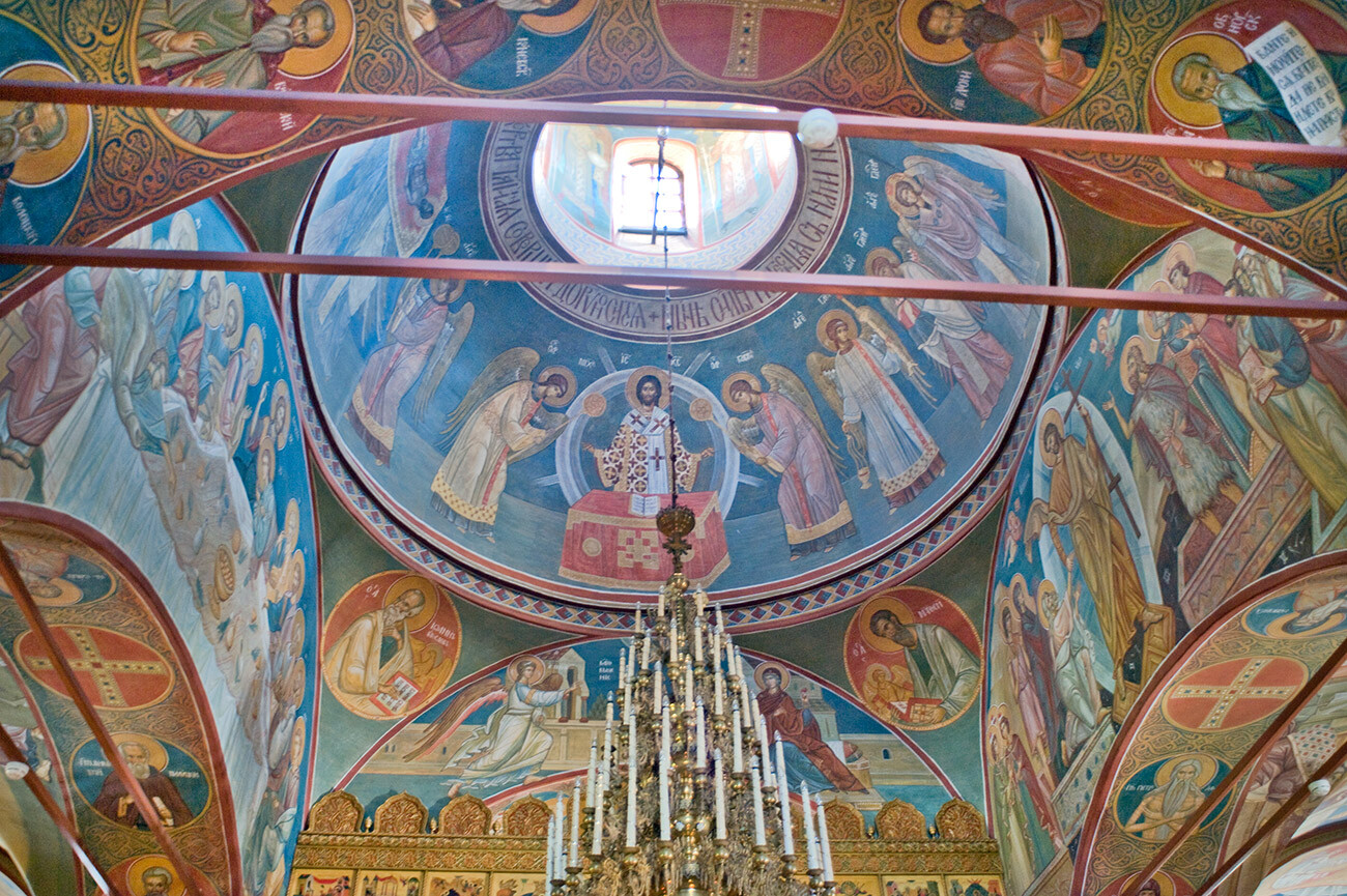 Église de l'icône Vladimir de la Vierge du début du XIXe siècle démolie pendant la période soviétique, reconstruite à la fin des années 1980 avec des peintures murales du début du XXIe siècle réalisées par les peintres d'icônes du monastère. Photographie: William Brumfield. 23 août 2014