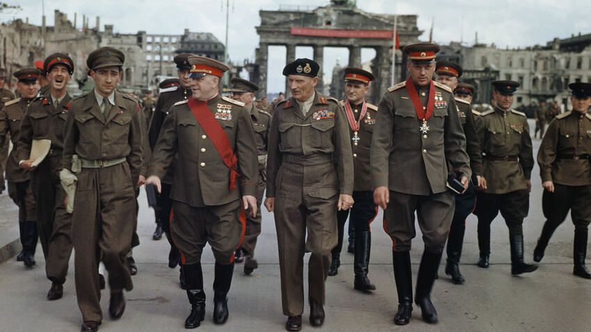 Der britische Feldmarschall Bernard Montgomery  verlässt das Brandenburger Tor nach einer Zeremonie zur Ehrung sowjetischer Generäle, Berlin, 12. Juli 1945. Mit ihm sind die Marschälle der Sowjetunion Georgy Schukow, Wasily Sokolowsky und Konstantin Rokossovsky.