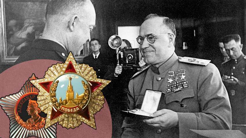 El Mariscal de la URSS, Gueorgui Zhúkov, entrega la Orden de la Victoria al Comandante en Jefe de la Fuerza Expedicionaria Aliada en Europa Occidental, el general del Ejército de los Estados Unidos, Dwight Eisenhower, en junio de 1945.