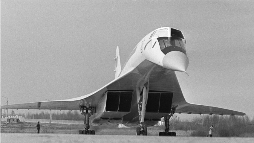 El avión supersónico soviético Tu-144, 1972.