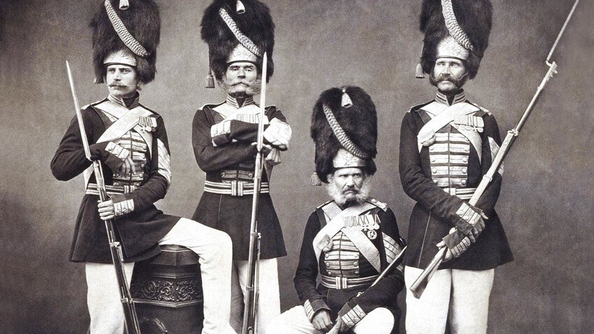 Membros da Companhia de Granadeiros do Palácio.