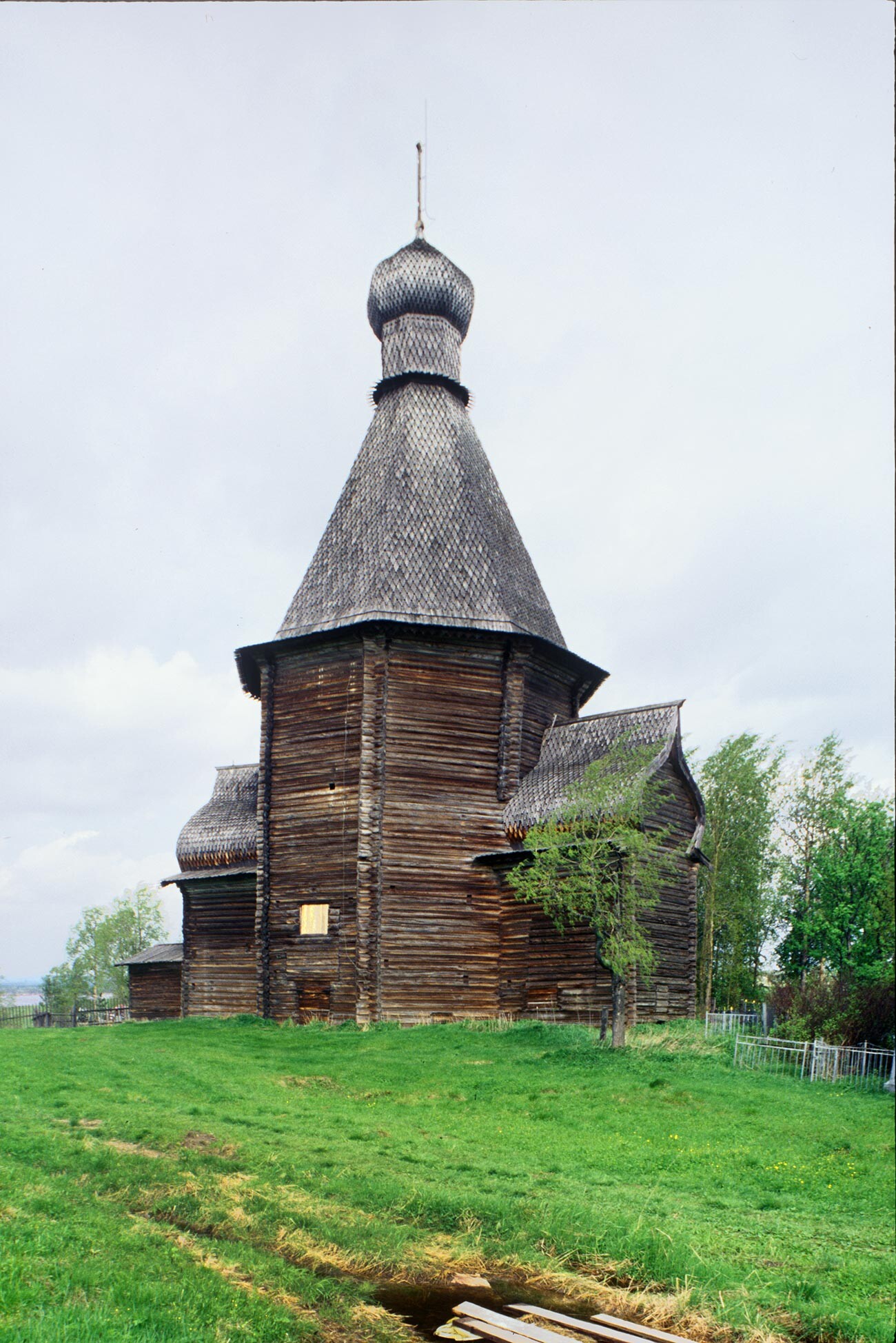Liavlia. Église Saint-Nicolas. Vue de la rivière Dvina septentrionale en bas à gauche, juin 1998
