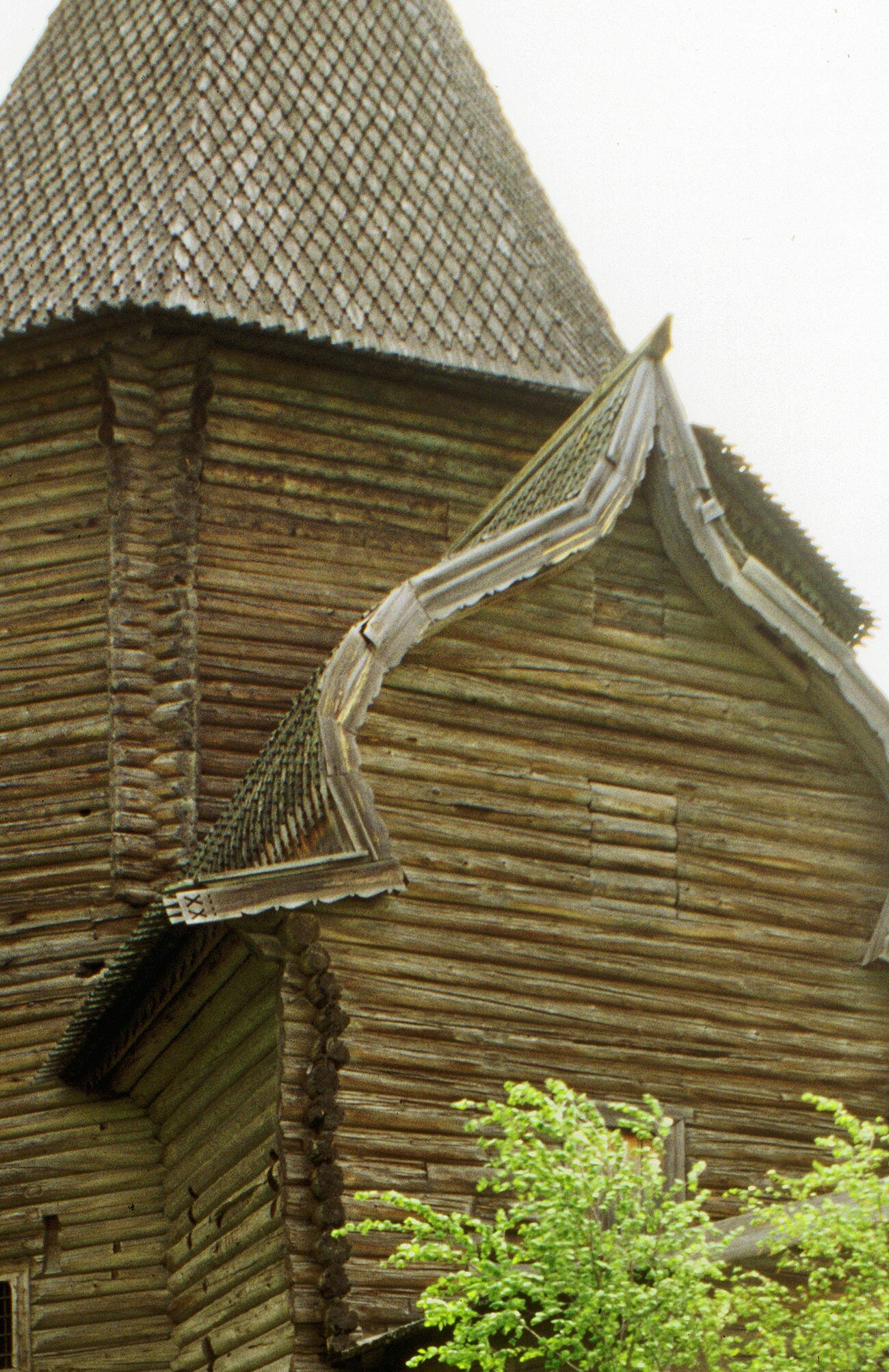 Liavlia. Église Saint-Nicolas. Structure supérieure avec contour de la fenêtre d'origine sur l'abside, juin 1998
