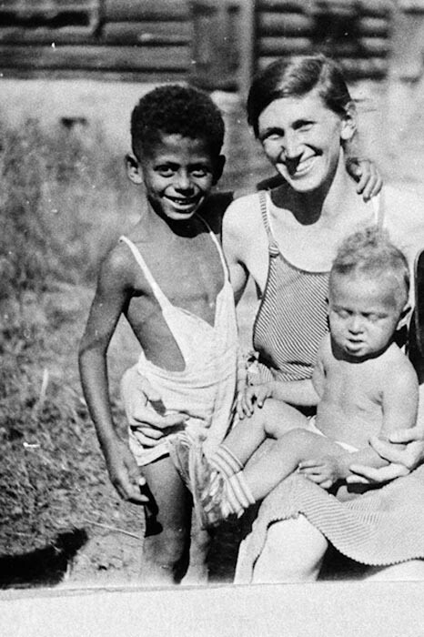 Vera Aralova Patterson bersama putranya James (kiri) dan Tom.