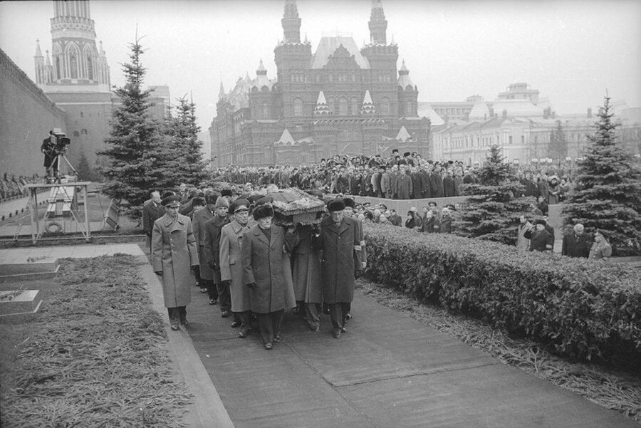 Beerdigung von Leonid Breschnew, der am 10. November 1982 verstarb. Das traurige Ereignis wurde in großem Stil gewürdigt.