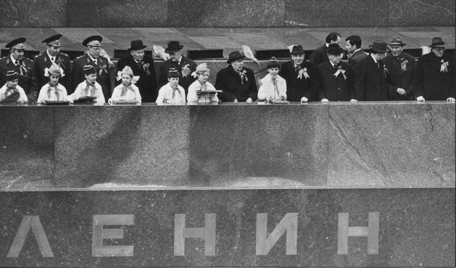 Feierlichkeiten zum 1. Mai auf dem Roten Platz in Moskau. Auf dem Lenin-Mausoleum stehen Leonid Breschnew, andere Parteiführer sowie sowjetische Pioniere.